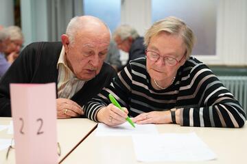 couple filling out a quiz form 