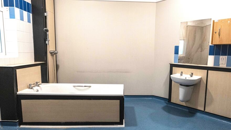 House 3 Dolphin Court Havant bathroom