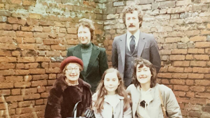 Judy Fryd sat outside with her family.